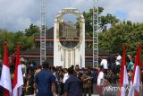 Sejumlah warga berdesakan saat menghadiri kegiatan peresmian Memorial Living Park Rumah Gedung , di Kampung Bili , kabupaten Pidie, Aceh, Kamis (10/7/2025). Peresmian monumen Memorial Living Park Rumah Gedung  tersebut ,  menjadi simbol  upaya negara dalam menghadirkan keadilan  dan pengakuan  atas pelanggaran Hak Asasi Manusia (HAM) berat masa lalu  konflik di Aceh. ANTARA FOTO/Ampelsa.