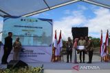 Menteri Koordinator Bidang Hukum, HAM, Imigrasi dan Permasyarakatan (Menko Kumham Imipas) Yusril Ihza Mahendra (kedua kanan) menyaksikan  Wakil Menteri Hak Asasi Manusia (HAM) Mugiyanto (kanan) menyerahkan santunan kepada warga korban konflik Aceh masa lalu saat peresmian  Memorial Living Park Rumah Gedung , di Kampung Bili , kabupaten Pidie, Aceh, Kamis (10/7/2025). Peresmian monumen Memorial Living Park Rumah Gedung  tersebut ,  menjadi simbol  upaya negara dalam menghadirkan keadilan  dan pengakuan  atas pelanggaran HAM berat masa lalu  konflik di Aceh. ANTARA FOTO/Ampelsa.