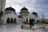 Pekerja membongkar lantai keramik halaman masjid yang rusak saat renovasi Masjid Raya Baiturrahman, Banda Aceh, Aceh, Rabu (9/7/2025).  Pemerintah Aceh mengalokasikan anggaran tahun 2024 dan 2025  sebesar Rp 50 miliar untuk renovasi Masjid Raya Baiturrammahman meliputi perbaikan membran dan sistem hidrolik payung, lantai marmer, tempat wuduk dan fasilitas lainnya  untuk kenyamanan jamaah beribadah dan wisatawan. ANTARA FOTO/Ampelsa.
