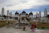 Pekerja membongkar lantai keramik halaman masjid yang rusak saat renovasi Masjid Raya Baiturrahman, Banda Aceh, Aceh, Rabu (9/7/2025).  Pemerintah Aceh mengalokasikan anggaran tahun 2024 dan 2025  sebesar Rp 50 miliar untuk renovasi Masjid Raya Baiturrammahman meliputi perbaikan membran dan sistem hidrolik payung, lantai marmer, tempat wuduk dan fasilitas lainnya  untuk kenyamanan jamaah beribadah dan wisatawan. ANTARA FOTO/Ampelsa.