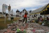 Pekerja membongkar lantai keramik halaman masjid yang rusak saat renovasi Masjid Raya Baiturrahman, Banda Aceh, Aceh, Rabu (9/7/2025).  Pemerintah Aceh mengalokasikan anggaran tahun 2024 dan 2025  sebesar Rp 50 miliar untuk renovasi Masjid Raya Baiturrammahman meliputi perbaikan membran dan sistem hidrolik payung, lantai marmer, tempat wuduk dan fasilitas lainnya  untuk kenyamanan jamaah beribadah dan wisatawan. ANTARA FOTO/Ampelsa.