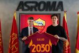 Mile Svilar perpanjang kontrak dengan AS Roma hingga 2030
