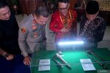 Kapolres Tulungagung AKBP Taat Resdi (kedua kiri) bersama Wabup Tulungagung Ahmad Bahrudin (kanan) melihat pusaka 