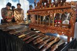 Bupati Tulungagung Gatut SUnu Wibowo (tengah) mengunjungi stand salah satu peserta bursa aneka pusaka daerah dalam Festival Budaya Spiritual 2025 yang digelar di Pendopo Tulungagung, Jawa Timur, Kamis (10/7/2025). Lebih dari 50 pusaka daerah milik pribadi maupun lembaga adat/pemerintahan dipamerkan dalam festival ini sebagai upaya pelestarian nilai-nilai budaya adiluhung dan spiritualitas Nusantara, sekaligus menjadi ruang dialog lintas budaya dan pengenalan tradisi lokal ke generasi muda. ANTARA Jatim/Destyan Sujarwoko/mas.