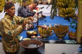 Tokoh adat melakukan ritual jamasan tombak Kiai upas di Pendopo Kanjengan, Tulungagung, Jawa Timur, Jumat (11/7/2025). Ritual jamasan tombak pusaka Kiai Upas yang didahului kirab Nawa Tirta dari pendopo kabupaten menuju pendopo kanjengan itu digelar dalam rangka nguri-uri (melestarikan) budaya leluhur sekaligus menjadi daya tarik dan edukasi wisata berbasis kebudayaan spiritual. ANTARA Jatim/Destyan Sujarwoko/mas.