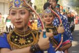 ring-iringan peserta berpakaian adat melakukan arak-arakan Nawa Tirta jelang pelaksanaan ritual jamasan pusaka milik daerah itu di Pendopo Kanjengan, Tulungagung, Jawa Timur, Jumat (11/7/2025). Ritual jamasan tombak pusaka Kiai Upas yang didahului kirab Nawa Tirta dari pendopo kabupaten menuju pendopo kanjengan itu digelar dalam rangka nguri-uri (melestarikan) budaya leluhur sekaligus menjadi daya tarik dan edukasi wisata berbasis kebudayaan spiritual. ANTARA Jatim/Destyan Sujarwoko/mas.