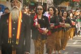 Iring-iringan peserta berpakaian adat melakukan arak-arakan Nawa Tirta jelang pelaksanaan ritual jamasan pusaka milik daerah itu di Pendopo Kanjengan, Tulungagung, Jawa Timur, Jumat (11/7/2025). Ritual jamasan tombak pusaka Kiai Upas yang didahului kirab Nawa Tirta dari pendopo kabupaten menuju pendopo kanjengan itu digelar dalam rangka nguri-uri (melestarikan) budaya leluhur sekaligus menjadi daya tarik dan edukasi wisata berbasis kebudayaan spiritual. ANTARA Jatim/Destyan Sujarwoko/mas.