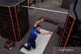 Pehobi olahraga ekstrem parkour terjatuh saat berusaha melewati rintangan di Lapangan Sarana Olahraga Saparua, Bandung, Jawa Barat, Jumat (11/7/2025). Sedikitnya 90 orang pegiat parkour di Kota Bandung rutin melakukan latihan sekaligus memperkenalkan serta membina generasi muda untuk olahraga ekstrem yang telah resmi masuk dalam naungan Persatuan Senam Indonesia (PB Persani) sejak tahun 2018. ANTARA FOTO/Novrian Arbi/agr