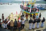 Masyarakat adat dan nelayan bersiap melarung rakit berisi aneka sesaji di Dermaga Pelabuhan Perikanan Pantai Popoh, Tulungagung, Jawa Timur, Minggu (6/7/2025). Tradisi tahunan labuh laut sembonyo itu digelar sebagai wujud syukur nelayan atas hasil tangkapan ikan yang melimpah, sekaligus ikhtiar masyarakat adat pesisir setempat dalam melestarikan budaya leluhur yang telah diwariskan selama ratusan tahun. ANTARA Jatim/Destyan Sujarwoko/mas.