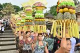 Warga mengusung gebogan berkeliling desa saat pembukaan Penglipuran Village Festival 2025 di Desa Wisata Penglipuran, Bangli, Bali, Kamis (10/7/2025). Festival tersebut diselenggarakan untuk mempromosikan berbagai potensi seni, budaya dan ekonomi kreatif masyarakat setempat guna meningkatkan kunjungan wisatawan sekaligus mengembangkan industri pariwisata yang inklusif dan berkelanjutan. ANTARA FOTO/Fikri Yusuf/wsj.
