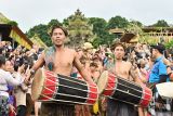 Seniman menampilkan kesenian musik tradisional Bali saat pembukaan Penglipuran Village Festival 2025 di Desa Wisata Penglipuran, Bangli, Bali, Kamis (10/7/2025). Festival tersebut diselenggarakan untuk mempromosikan berbagai potensi seni, budaya dan ekonomi kreatif masyarakat setempat guna meningkatkan kunjungan wisatawan sekaligus mengembangkan industri pariwisata yang inklusif dan berkelanjutan. ANTARA FOTO/Fikri Yusuf/wsj.