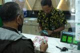 Petugas melayani nasabah produk cicil emas di Pegadaian Tulungagung, Jawa Timur, Selasa (8/7/2025). Sebagai bagian dari transformasi menjadi Bank Emas, PT Pegadaian terus mendorong literasi keuangan dan kepemilikan emas melalui produk tabungan emas, gadai emas dan cicilan logam mulia. Antara Jatim/Destyan Sujarwoko/um