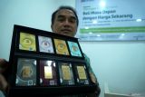 Petugas menunjukkan dummy produk emas batangan di Pegadaian Tulungagung, Jawa Timur, Selasa (8/7/2025). Sebagai bagian dari transformasi menjadi Bank Emas, PT Pegadaian terus mendorong literasi keuangan dan kepemilikan emas melalui produk tabungan emas, gadai emas dan cicilan logam mulia. Antara Jatim/Destyan Sujarwoko/um