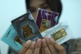 Petugas menunjukkan produk emas batangan di Pegadaian Tulungagung, Jawa Timur, Selasa (8/7/2025). Sebagai bagian dari transformasi menjadi Bank Emas, PT Pegadaian terus mendorong literasi keuangan dan kepemilikan emas melalui produk tabungan emas, gadai emas dan cicilan logam mulia. Antara Jatim/Destyan Sujarwoko/um