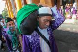 Jamaah haji dari kelompok terbang (kloter) 97 berjalan menuju gedung Muzdalifah setibanya di Asrama Haji Sukolilo Surabaya, Surabaya, Jawa Timur, Jumat (11/7/2025). Pihak Panitia Penyelenggara Ibadah Haji (PPIH) Debarkasi Surabaya menerima kedatangan 322 haji yang merupakan kloter terakhir yang tiba di Surabaya usai menunaikan ibadah haji di Tanah Suci. Antara Jatim/Didik Suhartono/um