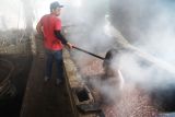 Pekerja memasak gula tebu (gula tradisional nonkristal) di sentra pengolahan gula tebu rumahan di Desa Bendilwungu, Tulungagung, Jawa Timur, Senin (7/7/2025). Gula tradisional nonkristal atau biasa disebut gula garuk/awur untuk bahan baku kecap ataupun campuran bumbu petis ini dijual dengan harga saat ini di kisaran Rp980 ribuan per kuintal ke pasar Jombang, Madura dan Malang. Antara Jatim/Destyan Sujarwoko/um
