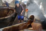 Pekerja memindahkan gula tebu yang sudah masak ke tampi besar untk proses pengeringan alami di sentra pengolahan gula tebu rumahan di Desa Bendilwungu, Tulungagung, Jawa Timur, Senin (7/7/2025). Gula tradisional nonkristal atau biasa disebut gula garuk/awur untuk bahan baku kecap ataupun campuran bumbu petis ini dijual dengan harga saat ini di kisaran Rp980 ribuan per kuintal ke pasar Jombang, Madura dan Malang. Antara Jatim/Destyan Sujarwoko/um