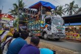 Warga menyaksikan gelaran Urek Urek Carnival yang diiringi audio kapasitas besar di Desa Urek-urek Kecamatan Gondanglegi, Kabupaten Malang, Jawa Timur, Sabtu (12/7/2025). Karnaval dengan iringan-iringan audio kapasitas besar tersebut diselenggarakan tiap tahun saat momen selamatan desa atau setelahnya dalam rangka memeriahkan bersih desa yang diperingati pada bulan Suro pada penanggalan Jawa. Antara Jatim/Irfan Sumanjaya/um 