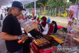 Pedagang membakar kuliner seafood untuk dijual pada gelaran Piala Presiden 2025 di Stadion Si Jalak Harupat, Kabupaten Bandung, Jawa Barat, Sabtu (12/7/2025). Ketua Steering Committe (SC) Piala Presiden 2025, Maruarar Sirait menyatakan sedikitnya terdapat 110 umkm berjualan di area stadion selama penyelenggaraan Piala Presiden tersebut untuk meningkatkan roda ekonomi para pelaku umkm dan masyarakat sekitar. ANTARA FOTO/Novrian Arbi/agr
