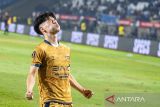 Pesepak bola Dewa United Taisei Marukawa berselebrasi usai mencetak gol ke gawang tim Liga Indonesia All Star saat laga perebutan peringkat ketiga Piala Presiden 2025 di Stadion Si Jalak Harupat, Kabupaten Bandung, Jawa Barat, Sabtu (12/7/2025). Dewa United berhasil menduduki peringkat ketiga setelah mengalahkan Liga Indonesia All Star dengan skor akhir 2-0. ANTARA FOTO/Novrian Arbi/agr