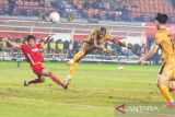Pesepak bola Dewa United Alex Martins (tengah) menendang bola yang diadang pesepak bola Liga Indonesia All Star Bayu Otto (kiri) saat laga perebutan peringkat ketiga Piala Presiden 2025 di Stadion Si Jalak Harupat, Kabupaten Bandung, Jawa Barat, Sabtu (12/7/2025). Dewa United berhasil menduduki peringkat ketiga setelah mengalahkan Liga Indonesia All Star dengan skor akhir 2-0. ANTARA FOTO/Novrian Arbi/agr