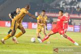 Pesepak bola Dewa United Ricky Kambuaya (tengah) berebut bola dengan pesepak bola Liga Indonesia All Star Arif Satria (kanan) saat laga perebutan peringkat ketiga Piala Presiden 2025 di Stadion Si Jalak Harupat, Kabupaten Bandung, Jawa Barat, Sabtu (12/7/2025). Dewa United berhasil menduduki peringkat ketiga setelah mengalahkan Liga Indonesia All Star dengan skor akhir 2-0. ANTARA FOTO/Novrian Arbi/agr