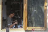 Pekerja menyelesaikan pembuatan seragam sekolah di salah satu rumah produksi di sentra industri usaha konveksi Kelurahan Sukawana, Kota Serang, Banten, Sabtu (12/7/2025). Pemerintah mencatat realisasi penyaluran Kredit Usaha Rakyat (KUR) mencapai Rp131,84 triliun hingga semester I 2025 atau mencakup 45,86 persen dari target tahun ini yang sebesar Rp300 triliun, di mana 60 persen penyalurannya berhasil masuk ke sektor produksi yang menunjukkan KUR benar-benar mendorong produktivitas UMKM. ANTARA FOTO/Angga Budhiyanto/gp
