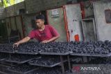 Pekerja menyortir briket arang dari tempurung kelapa untuk diekspor ke Timur Tengah di tempat produksi Harapan Agri Sentosa, Kota Serang, Banten, Jumat (11/7/2025). Kementerian Perdagangan mencatat total transaksi penjajakan kesepakatan bisnis (business matching) ekspor produk usaha mikro, kecil, dan menengah (UMKM) mencapai 87,04 juta dolar AS atau sekitar Rp1,41 triliun selama semester pertama 2025, dan optimistis penjajakan bisnis Kemendag tersebut dapat terus berkontribusi mengakselerasi ekspor produk UMKM. ANTARA FOTO/Angga Budhiyanto/gp