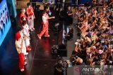 Grup Boy Band NexT1DE menyapa penggemar saat menggelar jumpa penggemar di 23 Paskal Hyper Square, Bandung, Jawa Barat, Sabtu (12/7/2025). Grup Boy Band NextT1DE yang beranggotakan tujuh orang vokalis dan dancer dari Thailand serta China tersebut menggelar jumpa penggemar di Kota Bandung yang merupakan rangkaian tur pengenalan band di kawasan Asia Tenggara setelah diperkenalkan ke publik pada April 2025 lalu di bawah naungan Tencent Music Entertainment. ANTARA FOTO/Raisan Al Farisi/agr