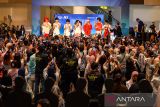 Grup Boy Band NexT1DE menampilkan nyanyian dan tarian saat menggelar jumpa penggemar di 23 Paskal Hyper Square, Bandung, Jawa Barat, Sabtu (12/7/2025). Grup Boy Band NextT1DE yang beranggotakan tujuh orang vokalis dan dancer dari Thailand serta China tersebut menggelar jumpa penggemar di Kota Bandung yang merupakan rangkaian tur pengenalan band di kawasan Asia Tenggara setelah diperkenalkan ke publik pada April 2025 lalu di bawah naungan Tencent Music Entertainment. ANTARA FOTO/Raisan Al Farisi/agr