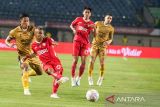 Pesepak bola Liga Indonesia All Star Riko Simanjuntak (kedua kiri) menendang bola yang diadang pesepak bola Dewa United Wahyu Prasetyo (kiri) saat laga perebutan peringkat ketiga Piala Presiden 2025 di Stadion Si Jalak Harupat, Kabupaten Bandung, Jawa Barat, Sabtu (12/7/2025). Dewa United berhasil menduduki peringkat ketiga setelah mengalahkan Liga Indonesia All Star dengan skor akhir 2-0. ANTARA FOTO/Novrian Arbi/agr