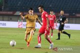 Pesepak bola Liga Indonesia All Star Riko Akbar Tanjung (kedua kiri) berebut bola dengan pesepak bola Dewa United Taisei Marukawa (kiri) saat laga perebutan peringkat ketiga Piala Presiden 2025 di Stadion Si Jalak Harupat, Kabupaten Bandung, Jawa Barat, Sabtu (12/7/2025). Dewa United berhasil menduduki peringkat ketiga setelah mengalahkan Liga Indonesia All Star dengan skor akhir 2-0. ANTARA FOTO/Novrian Arbi/agr