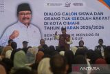 Menteri Sosial Saifullah Yusuf (tengah) berdialog dengan calon siswa dan orang tua saat kunjungan kerja di Sekolah Rakyat di kompleks Sentra Abiyoso Cimahi, Jawa Barat, Sabtu (12/7/2025). Dalam kunjungan tersebut Mensos berdialog dengan calon siswa, orang tua, dan guru serta meninjau kesiapan fasilitas, sarana dan pra sarana penunjang pembelajaran di sekolah rakyat yang akan beroperasi pada 14 Juli 2025. ANTARA FOTO/Abdan Syakura/agr