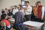 Menteri Sosial Saifullah Yusuf (kanan) meninjau salah satu ruang kelas saat kunjungan kerja di sekolah rakyat di kompleks Sentra Abiyoso Cimahi, Jawa Barat, Sabtu (12/7/2025). Dalam kunjungan tersebut Mensos berdialog dengan calon siswa, orang tua, dan guru serta meninjau kesiapan fasilitas, sarana dan pra sarana penunjang pembelajaran di sekolah rakyat yang akan beroperasi pada 14 Juli 2025. ANTARA FOTO/Abdan Syakura/agr