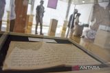 Pengunjung melihat koleksi naskah kuno pada Pameran Naskah Kuno di Jambansari, Kabupaten Ciamis, Jawa Barat, Sabtu (12/7/2025). Kementerian Kebudayaan bekerja sama dengan Rumah Naskah Nusantara memamerkan 10 naskah kuno peninggalan Bupati Galuh (1839 - 1886) Rd. Adipati Aria Kusumadiningrat yang menceritakan sejarah Pulau Jawa dan ajaran filosofi aturan hidup Sunda sebagai upaya memperkenalkan naskah aksara atau huruf Sunda dan huruf Pegon kepada masyarakat. ANTARA FOTO/Adeng Bustomi/agr