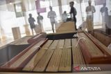 Pengunjung melihat koleksi naskah kuno pada Pameran Naskah Kuno di Jambansari, Kabupaten Ciamis, Jawa Barat, Sabtu (12/7/2025). Kementerian Kebudayaan bekerja sama dengan Rumah Naskah Nusantara memamerkan 10 naskah kuno peninggalan Bupati Galuh (1839 - 1886) Rd. Adipati Aria Kusumadiningrat yang menceritakan sejarah Pulau Jawa dan ajaran filosofi aturan hidup Sunda sebagai upaya memperkenalkan naskah aksara atau huruf Sunda dan huruf Pegon kepada masyarakat. ANTARA FOTO/Adeng Bustomi/agr