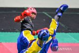 Peserta dari Kota Bandung (kiri) dan Kabupaten Indramayu (kanan) saling menyerang dalam kejuaraan olahraga kick boxing di GOR Koni Kota Bandung, Jawa Barat, Sabtu (12/7/2025). Kejuaraan kick boxing tingkat Jawa Barat yang diselenggarakan oleh Pengurus Cabang Kick Boxing Indonesia Kota Bandung tersebut diikuti oleh 164 peserta dari berbagai kota di Jawa Barat untuk mencari atlet muda bagi kejuaraan tingkat nasional seperti Pekan Olahraga Nasional (PON). ANTARA FOTO/Raisan Al Farisi/agr