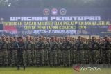 Siswa Sarjana Penggerak Pembangunan Indonesia (SPPI) mengikuti Upacara Penutupan Pendidikan Dasar Militer dan Pelatihan Manajerial serta Penetapan Komcad SPPI Batch-3 Tahun 2025 di Lapangan Brigif Cimahi, Jawa Barat, Sabtu (12/7/2025). Sebanyak 30.018 siswa dari sejumlah unsur warga negara dinyatakan lulus dan ditetapkan sebagai Komponen Cadangan (Komcad) SPPI Batch-3 Tahun 2025 yang kemudian disiapkan untuk menjalankan tugas sebagai Kepala Satuan Pelayanan dan Pemenuhan Gizi (SPPG) Program Strategis Makan Bergizi Gratis di berbagai kecamatan dan kabupaten di seluruh Indonesia. ANTARA FOTO/Abdan Syakura/agr