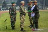 Rektor Universitas Pertahanan (Unhan) Letjen TNI (Purn) Anton Nugroho (kedua kiri) memberikan tanda kelulusan kepada siswa saat Upacara Penutupan Pendidikan Dasar Militer dan Pelatihan Manajerial serta Penetapan Komcad SPPI Batch-3 Tahun 2025 di Lapangan Brigif Cimahi, Jawa Barat, Sabtu (12/7/2025). Sebanyak 30.018 siswa dari sejumlah unsur warga negara dinyatakan lulus dan ditetapkan sebagai Komponen Cadangan (Komcad) SPPI Batch-3 Tahun 2025 yang kemudian disiapkan untuk menjalankan tugas sebagai Kepala Satuan Pelayanan dan Pemenuhan Gizi (SPPG) Program Strategis Makan Bergizi Gratis di berbagai kecamatan dan kabupaten di seluruh Indonesia. ANTARA FOTO/Abdan Syakura/agr