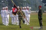 Rektor Universitas Pertahanan (Unhan) Letjen TNI (Purn) Anton Nugroho (kedua kanan) membawa tunggul untuk diserahkan kepada komandan upacara saat Upacara Penutupan Pendidikan Dasar Militer dan Pelatihan Manajerial serta Penetapan Komcad SPPI Batch-3 Tahun 2025 di Lapangan Brigif Cimahi, Jawa Barat, Sabtu (12/7/2025). Sebanyak 30.018 siswa dari sejumlah unsur warga negara dinyatakan lulus dan ditetapkan sebagai Komponen Cadangan (Komcad) SPPI Batch-3 Tahun 2025 yang kemudian disiapkan untuk menjalankan tugas sebagai Kepala Satuan Pelayanan dan Pemenuhan Gizi (SPPG) Program Strategis Makan Bergizi Gratis di berbagai kecamatan dan kabupaten di seluruh Indonesia. ANTARA FOTO/Abdan Syakura/agr
