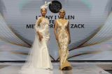 Seorang model memperagakan busana gaun dengan sentuhan etnik brokat khasil rancangan Lenny Ivylen X Metamorph by Zack dalam ajang Malang Fashion Runway bertema 