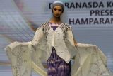 Model memperagakan busana gaun bercorak batik shibori dan ciprat hasil rancangan Fikrah Ryanda Saputra dalam ajang Malang Fashion Runway bertema 