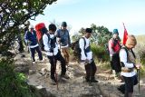 Peserta mengikuti pendakian Ekspedisi Lawu Bersama Media bertema Menyatu Menuju Puncak Lawu di perbatasan antara Kabupaten Karanganyar, Jawa Tengah, dan Kabupaten Magetan, Jawa Timur, Sabtu (12/7/2025). Kegiatan yang digelar Dinas Kominfo Kabupaten Magetan selama dua hari tersebut diikuti 20 orang terdiri dari wartawan dan pegawai Dinas Kominfo dipandu sejumlah petugas Badan Penanggulangan Bencana Daerah (BPBD) yang bertujuan untuk melihat langsung kondisi puncak gunung Lawu, sehingga bila membuat berita bukan hanya berdasar penjelasan narasumber namun juga berdasarkan pengamatannya sendiri. Antara Jatim/Siswowidodo/um