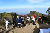 Peserta mengikuti pendakian Ekspedisi Lawu Bersama Media bertema Menyatu Menuju Puncak Lawu di perbatasan antara Kabupaten Karanganyar, Jawa Tengah, dan Kabupaten Magetan, Jawa Timur, Sabtu (12/7/2025). Kegiatan yang digelar Dinas Kominfo Kabupaten Magetan selama dua hari tersebut diikuti 20 orang terdiri dari wartawan dan pegawai Dinas Kominfo dipandu sejumlah petugas Badan Penanggulangan Bencana Daerah (BPBD) yang bertujuan untuk melihat langsung kondisi puncak gunung Lawu, sehingga bila membuat berita bukan hanya berdasar penjelasan narasumber namun juga berdasarkan pengamatannya sendiri. Antara Jatim/Siswowidodo/um