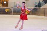 Pemain ice skating beraksi saat Show on Ice Skating Arabian Night di Happy Time Ciputra World, Surabaya, Jawa Timur, Minggu (13/7/2025). Pertunjukkan itu dimainkan oleh pemain-pemain ice skating dari Most Super Generation Talent Academy untuk menghibur warga yang menghabiskan liburan di tempat itu. ANTARA Jatim/Didik Suhartono/mas.