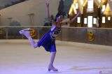 Pemain ice skating beraksi saat Show on Ice Skating Arabian Night di Happy Time Ciputra World, Surabaya, Jawa Timur, Minggu (13/7/2025). Pertunjukkan itu dimainkan oleh pemain-pemain ice skating dari Most Super Generation Talent Academy untuk menghibur warga yang menghabiskan liburan di tempat itu. ANTARA Jatim/Didik Suhartono/mas.