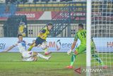 Pesepak bola Oxford United Leo Thomas Snowden (tengah) mendapatkan adangan dari pesepak bola Port FC Suphanan Bureerat (kiri) saat pertandingan Final Piala Presiden di Stadion Si Jalak Harupat, Kabupaten Bandung, Jawa Barat, Minggu (13/7/2025). ANTARA FOTO/Raisan Al Farisi/agr
