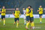 Pesepak bola Oxford Thomas Mark Harris (ketiga kanan) berpelukan dengan rekannya Tyler Charlie (kedua kanan) usai mencetak gol ke gawang Port FC saat pertandingan Final Piala Presiden di Stadion Si Jalak Harupat, Kabupaten Bandung, Jawa Barat, Minggu (13/7/2025). ANTARA FOTO/Raisan Al Farisi/agr
