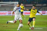 Pesepak bola Oxford United Tyler Charlie (kanan) berusaha merebut bola dari pesepak bola Port FC Irfan Fandi (kiri) saat pertandingan Final Piala Presiden di Stadion Si Jalak Harupat, Kabupaten Bandung, Jawa Barat, Minggu (13/7/2025). ANTARA FOTO/Raisan Al Farisi/agr
