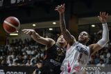 Pebasket Dewa United Banten Arki Dikania Wisnu (kiri) berusaha menghadang pebasket Rans Simba Bogor Aaron Craig Fuller pada gim kedua semifinal Indonesia Basketball League (IBL) 2025 di Dewa United Arena, Kabupaten Tangerang, Banten, Sabtu (12/7/2025). Dewa United Banten dikalahkan Rans Simba Bogor dengan skor akhir 89-95. ANTARA FOTO/Putra M. Akbar/gp